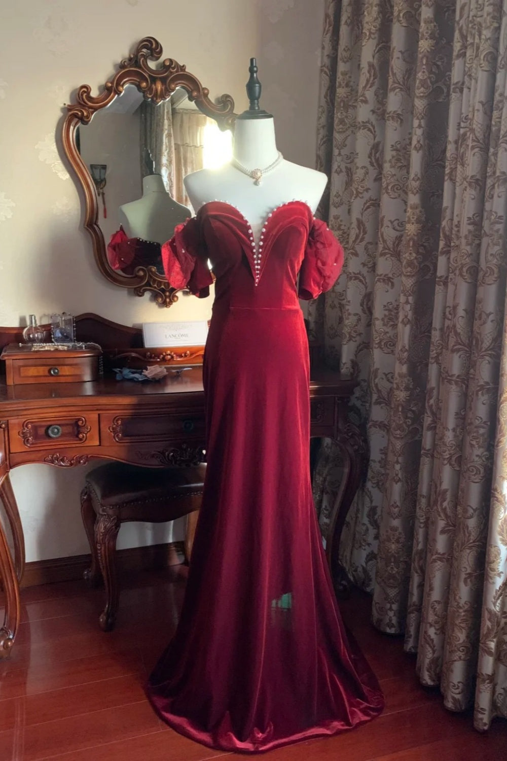 Robe longue sirène à manches bouffantes et épaules dénudées, style mondain vintage | Robe longue en velours bordeaux avec traîne et perles, idéale pour un gala, des fiançailles ou un bal rétro (gh6422)