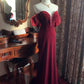 Robe longue sirène à manches bouffantes et épaules dénudées, style mondain vintage | Robe longue en velours bordeaux avec traîne et perles, idéale pour un gala, des fiançailles ou un bal rétro (gh6422)