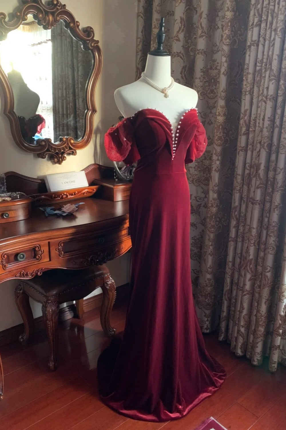 Robe longue sirène à manches bouffantes et épaules dénudées, style mondain vintage | Robe longue en velours bordeaux avec traîne et perles, idéale pour un gala, des fiançailles ou un bal rétro (gh6422)