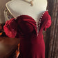 Robe longue sirène à manches bouffantes et épaules dénudées, style mondain vintage | Robe longue en velours bordeaux avec traîne et perles, idéale pour un gala, des fiançailles ou un bal rétro (gh6422)