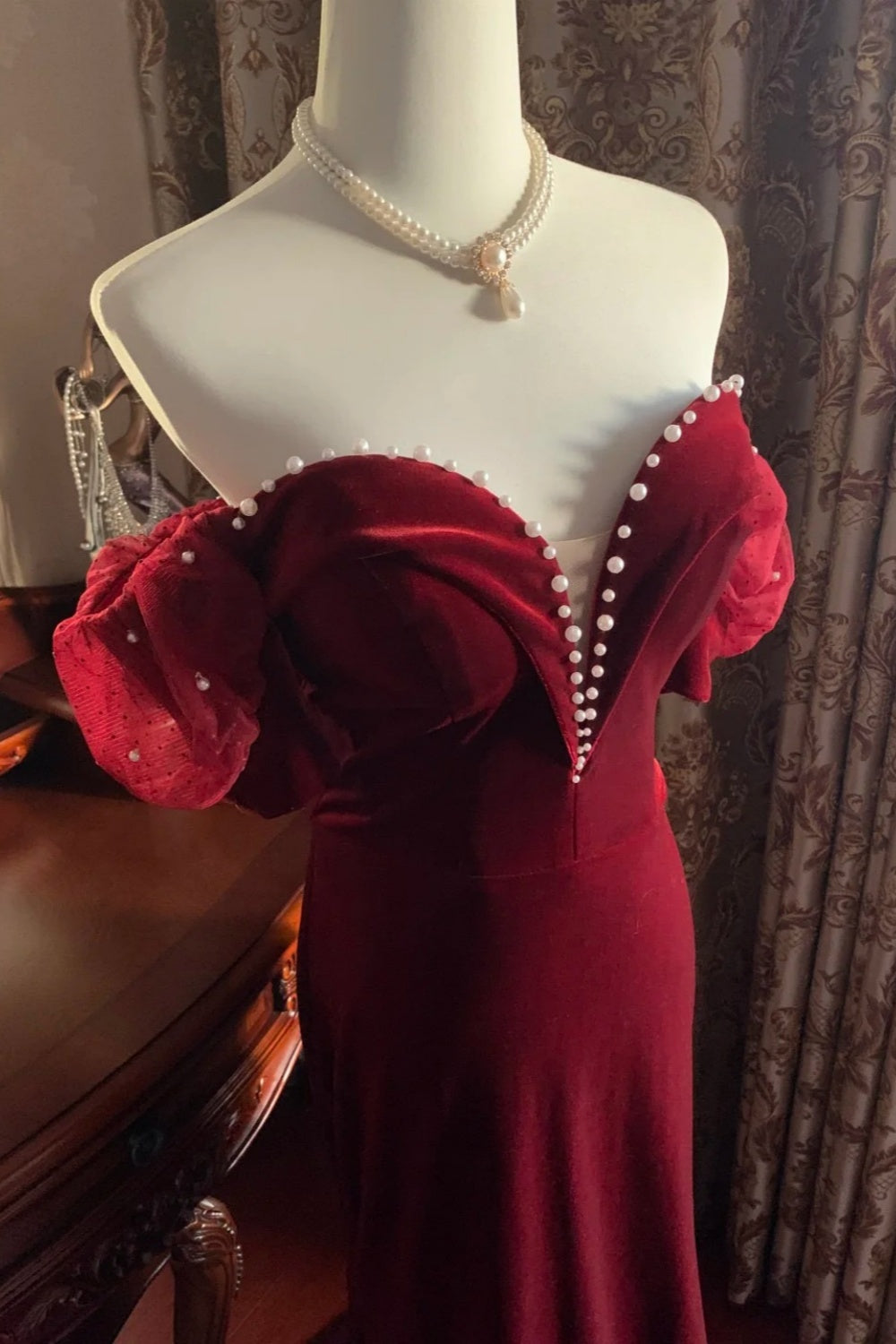 Robe longue sirène à manches bouffantes et épaules dénudées, style mondain vintage | Robe longue en velours bordeaux avec traîne et perles, idéale pour un gala, des fiançailles ou un bal rétro (gh6422)