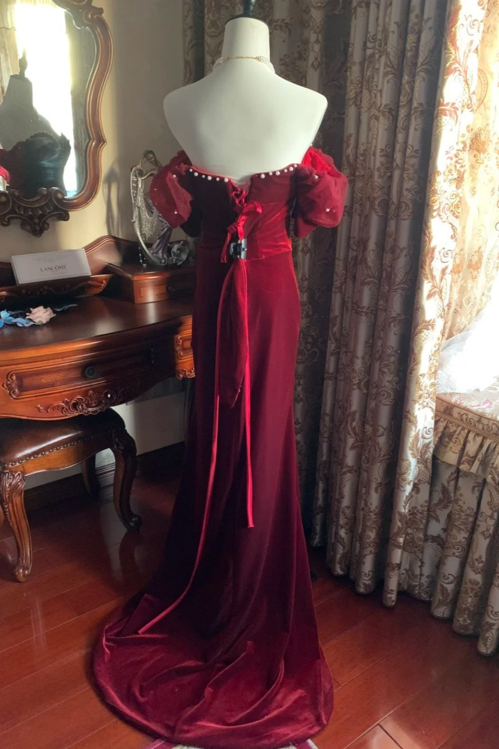 Robe longue sirène à manches bouffantes et épaules dénudées, style mondain vintage | Robe longue en velours bordeaux avec traîne et perles, idéale pour un gala, des fiançailles ou un bal rétro (gh6422)