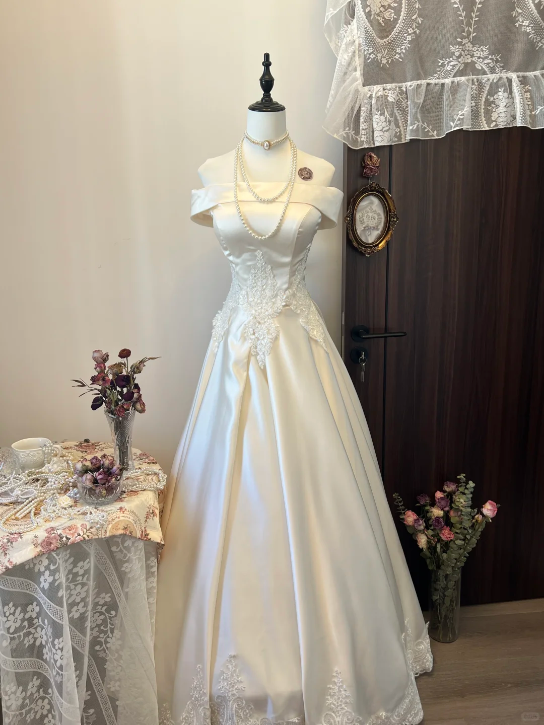 Weißes, zartes, florales Applikations-Lang-Satin-Ballkleid, Abendkleid, Brautkleid gh4292