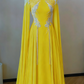 Hellgelbes, perlenbesetztes Satin-Abendkleid mit Stehkragen und langen Ärmeln, gh6392