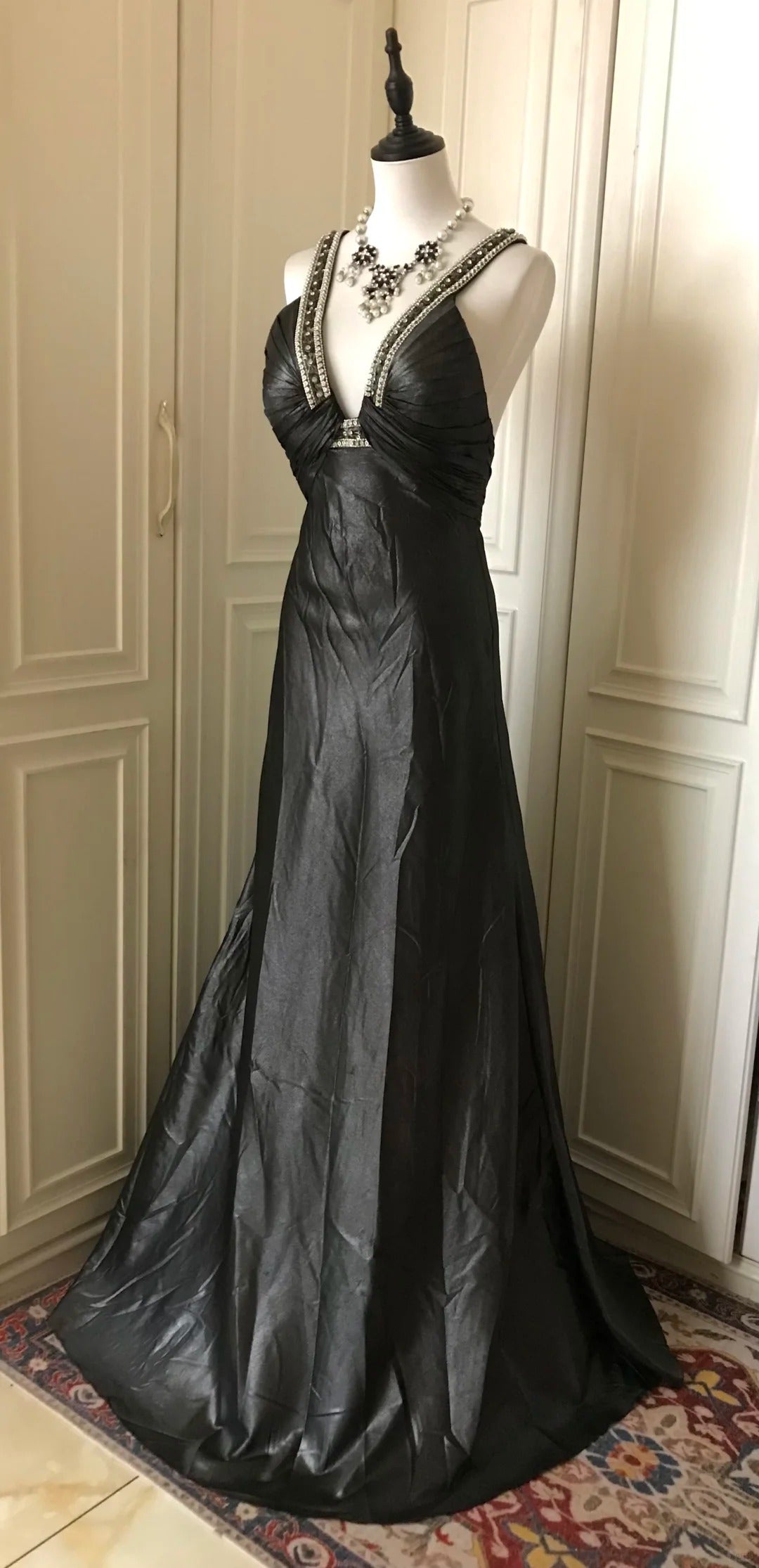 ✨🖤Robe de soirée longue en satin à col en V profond et perles noires, style cygne noir vintage Downton Abbey gh4390