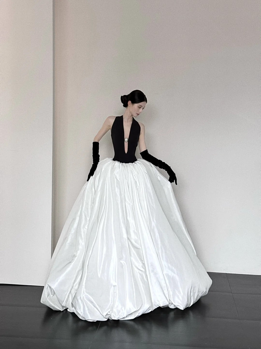 Schwarz und weiß modische und elegante V-Ausschnitt lange Satin A-Linie bodenlangen Ballkleid Abendkleid Ballkleid gh3732