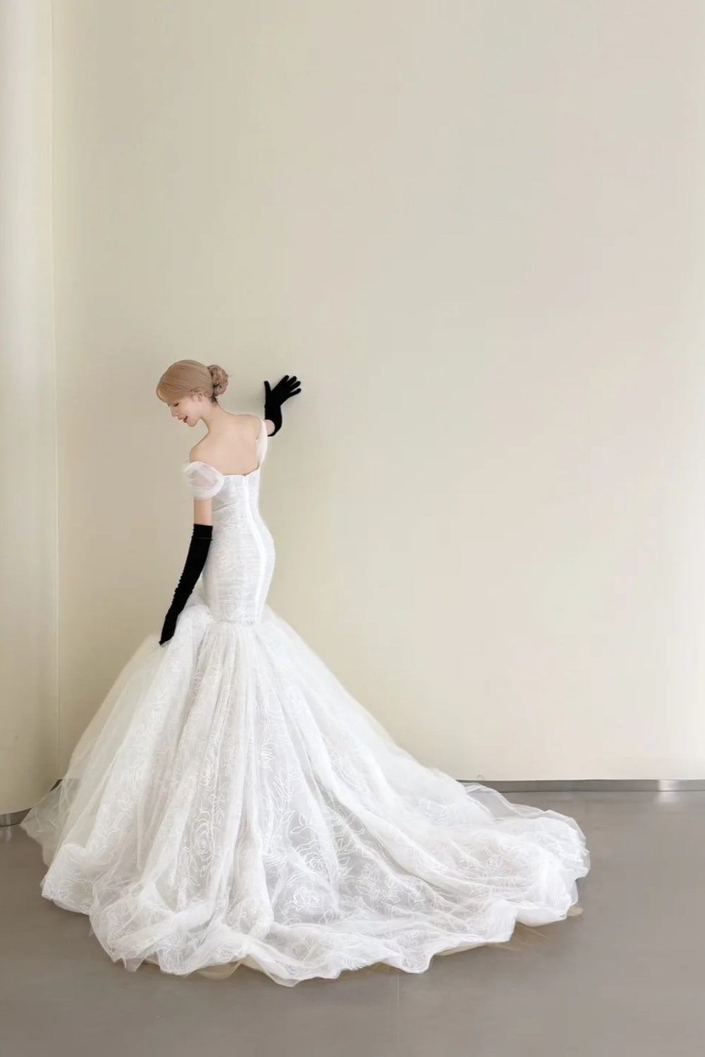 girlhomeshops-Vintage Black-White Contrast Bow Off-Shoulder Mermaid Court Style Wedding Gown gh6026