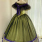 Olivgrünes schulterfreies viktorianisches Ballkleid aus Satin: Satinstoff, floraler Samtbesatz, sternförmige Spitze, Retro-Ballkleid-Silhouette, formelles Ballkleid gh6734
