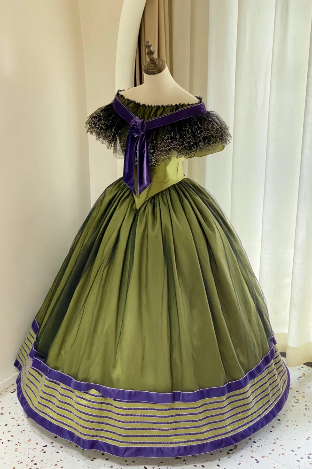 Olivgrünes schulterfreies viktorianisches Ballkleid aus Satin: Satinstoff, floraler Samtbesatz, sternförmige Spitze, Retro-Ballkleid-Silhouette, formelles Ballkleid gh6734