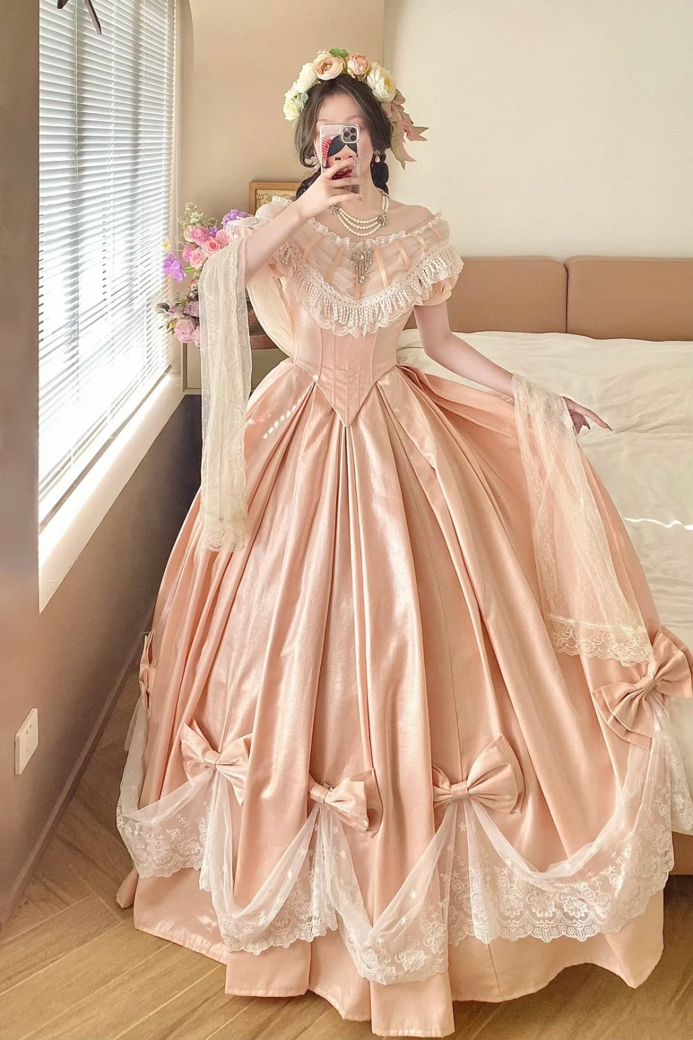 Pfirsichrosa Satin-Ballkleid im viktorianischen Lolita-Stil mit schulterfreiem Ausschnitt: Satinstoff, Spitzenschleife, Retro-Ballkleid-Silhouette, formelles Kleid für Teepartys gh6735