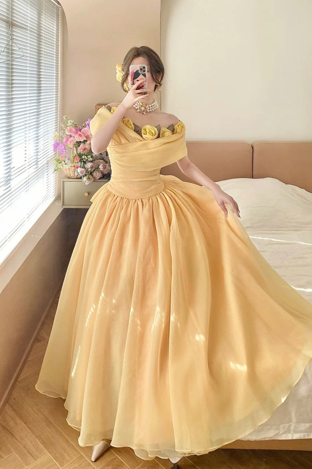 Cremefarbenes, gelbes Organza-Ballkleid in Bodenlänge mit schulterfreiem Ausschnitt und 3D-Rosenapplikation im viktorianischen Stil (gh6736)