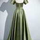 Vintage olivgrünes Satinkleid mit eckigem Ausschnitt, Puffärmeln und taillierter, ausgestellter Silhouette – ein elegantes Abendkleid für mondäne Damen (gh7074).