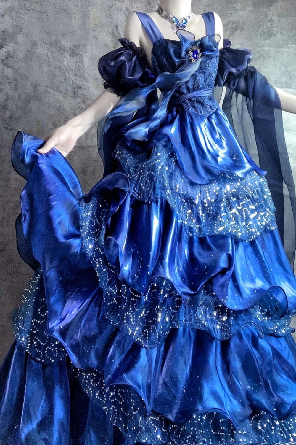 Une magnifique robe de bal longue en tulle bleu scintillant gh6848