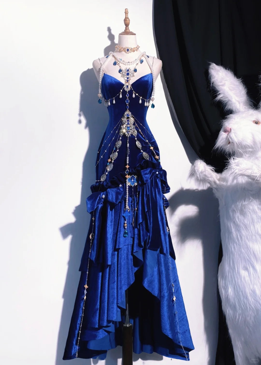 Robe de soirée élégante et délicate, bordeaux, bretelles spaghetti, longue, volantée, en velours, gh4170
