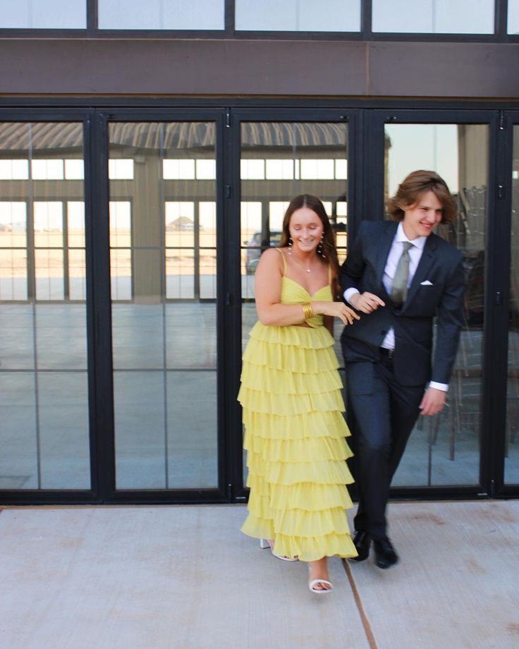 Robe de soirée longue en satin jaune élégante à bretelles spaghetti, robe de bal à plusieurs niveaux, robe de soirée formelle gh3655