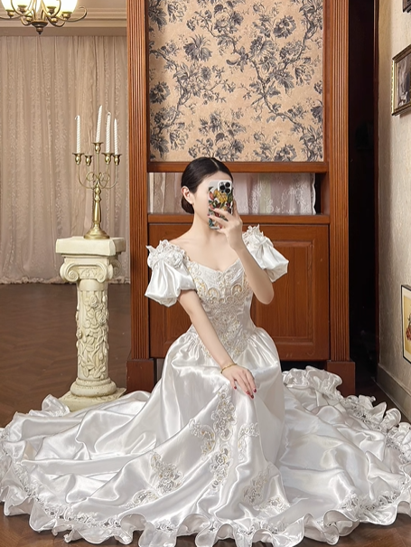 White Vintage Satin Wedding Ball Gown, Sweetheart V‑Neck, Short Puff Sleeves, Gold‑Thread Lace Appliqué Pointed Waist, Voluminous A‑Line Skirt With Satin Ruffle Lace Hem, Prom Dress gh8654