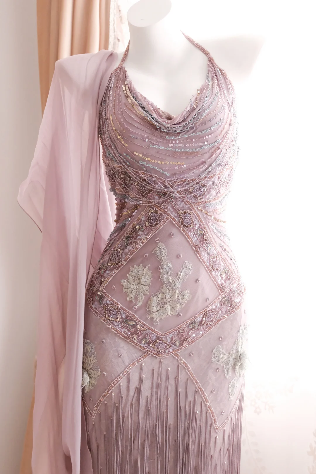 Women Dusty Pink Gatsby Style Evening Gown Halter Cowl Neck Hand-Beaded Lace Appliques Long Fringe Skirt with Matching Sheer Scarf gh9566
