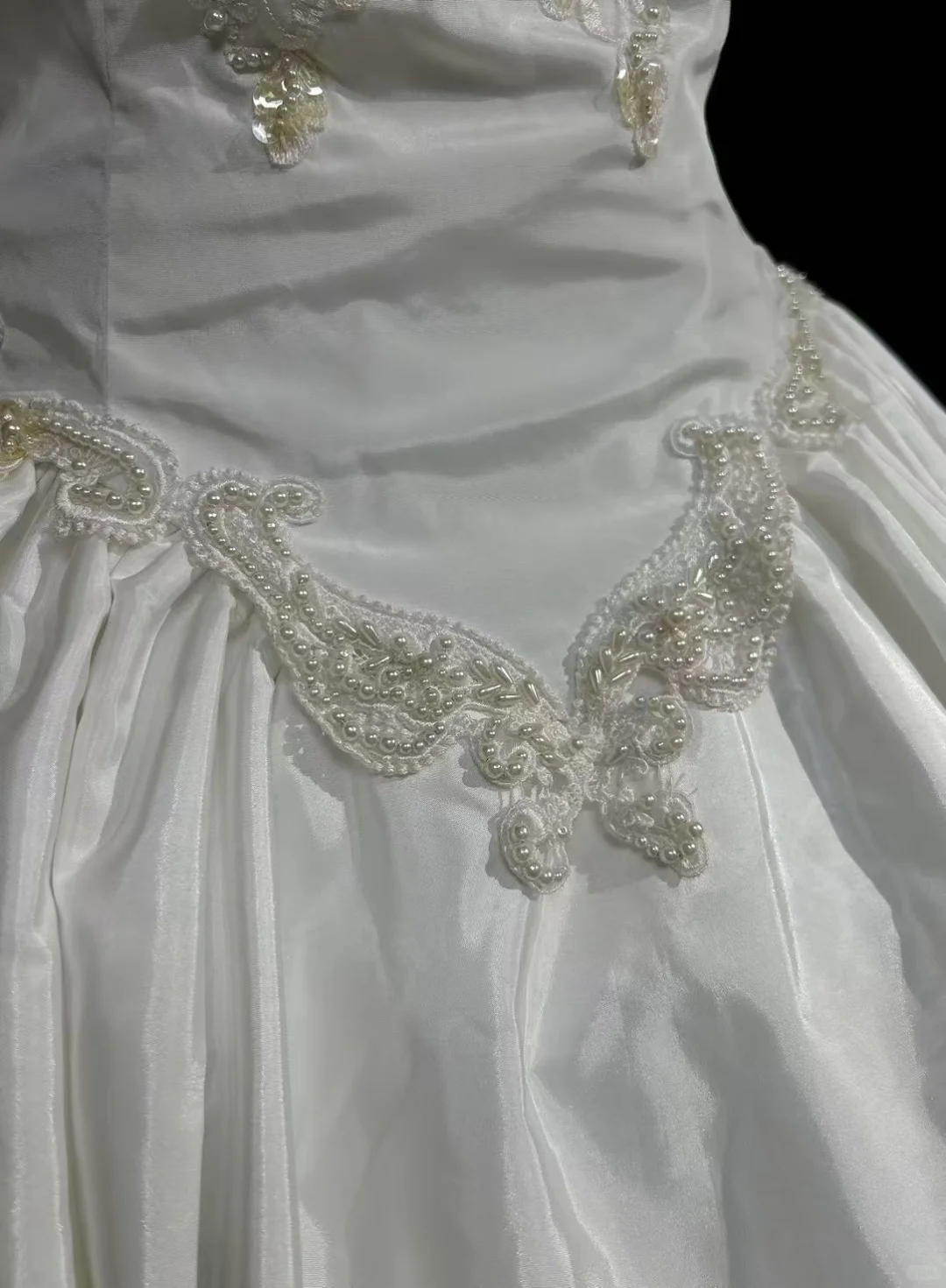 Short Sheer Sleeve White Satin Wedding Dress Heart Neck Gold Lace Embroidery Big Bow Princess Bridal Gown gh9556