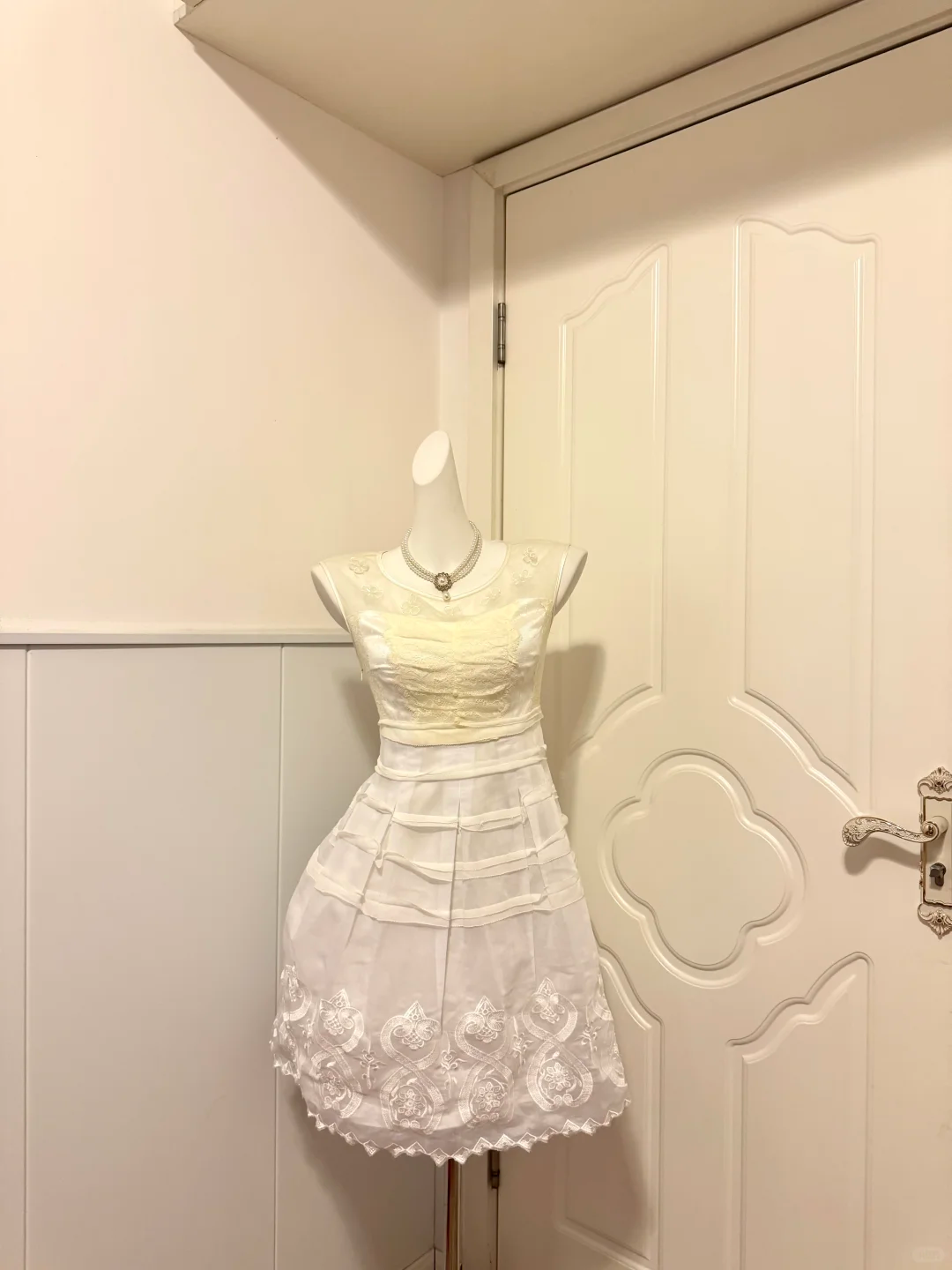 Off‑White Vintage Short Cocktail Dress, Sleeveless Mesh Embroidered Neck Lace Bodice Tiered Skirt Homecoming Party Gown gh9178