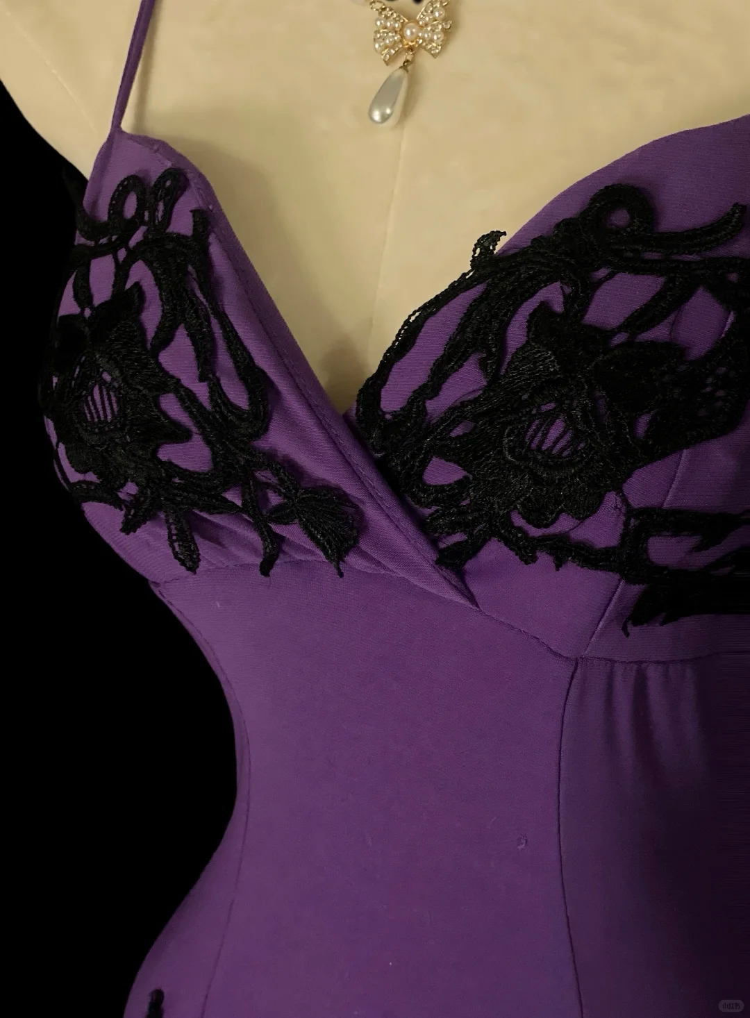 Purple‑Black Vintage Mermaid Evening Gown, Spaghetti Strap V‑Neck, Black Lace Appliqués, Fitted Waist, Tiered Ruffled Lace Mermaid Skirt, Gothic Retro Prom Party Dress gh8884