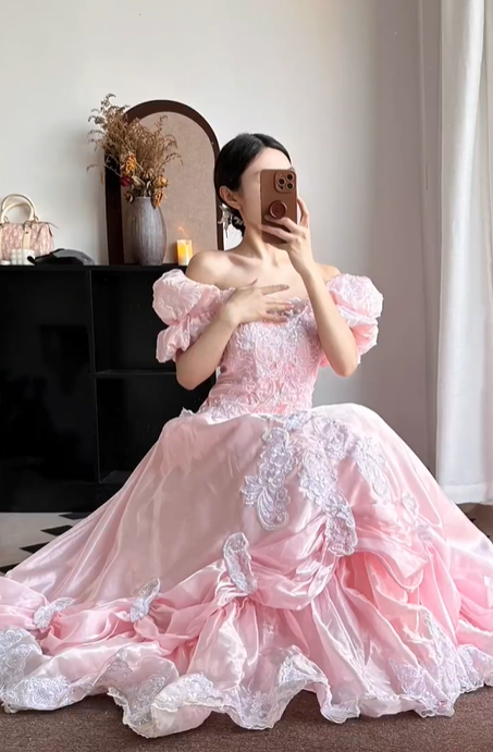 Pink‑Vintage‑Ball‑Gown Square‑Neck‑Puff‑Sleeves White‑Lace‑Appliqué‑Bodice Satin‑Voluminous‑Princess‑Skirt 3D‑Lace‑Bow‑Details Rococo‑Prom‑Bridal‑Evening‑Dress gh8850
