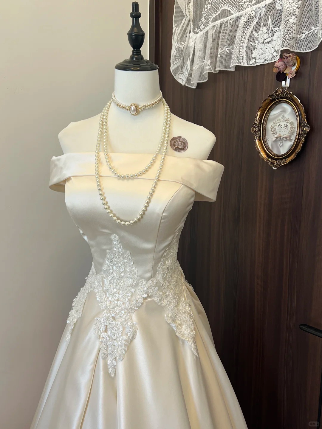 Weißes, zartes, florales Applikations-Lang-Satin-Ballkleid, Abendkleid, Brautkleid gh4292