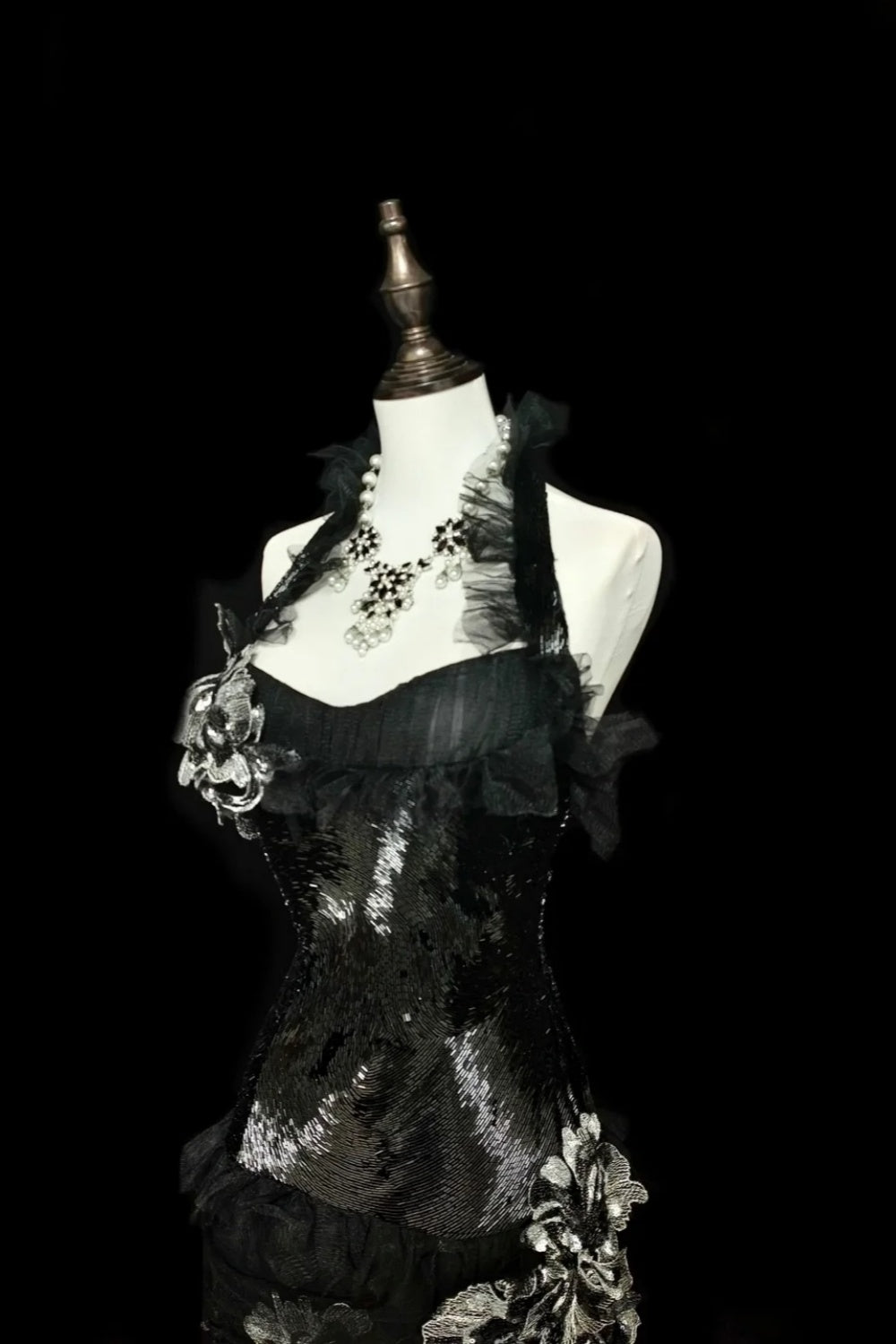 girlhomeshops – Schwarzes, meerjungfraueninspiriertes Blumenkleid, einzigartig elegantes, langes, dunkles Meerjungfrauen-Tüllballkleid/Abendkleid. gh6138