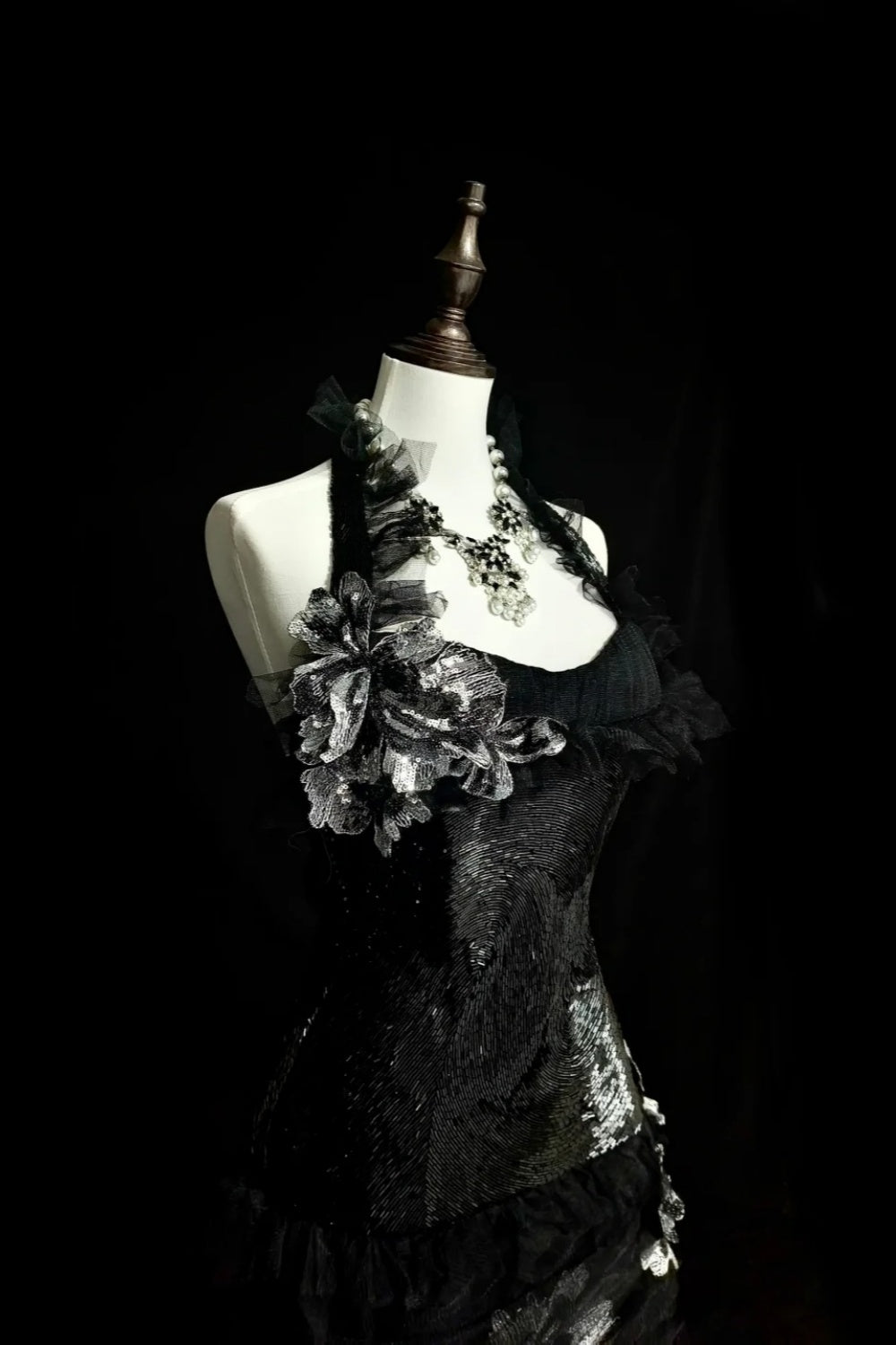 girlhomeshops – Schwarzes, meerjungfraueninspiriertes Blumenkleid, einzigartig elegantes, langes, dunkles Meerjungfrauen-Tüllballkleid/Abendkleid. gh6138