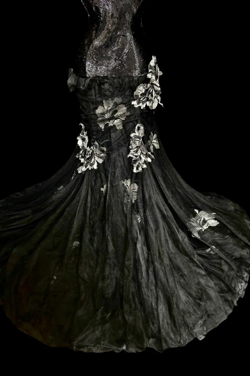 girlhomeshops – Schwarzes, meerjungfraueninspiriertes Blumenkleid, einzigartig elegantes, langes, dunkles Meerjungfrauen-Tüllballkleid/Abendkleid. gh6138