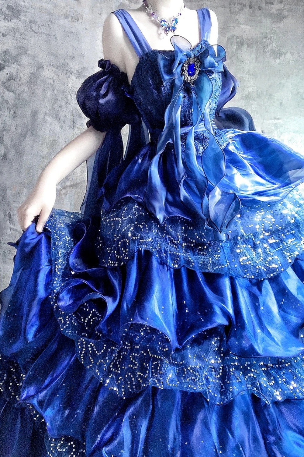 Une magnifique robe de bal longue en tulle bleu scintillant gh6848