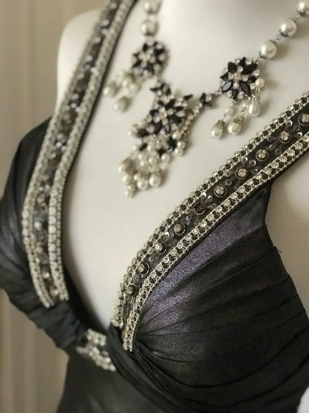 ✨🖤Robe de soirée longue en satin à col en V profond et perles noires, style cygne noir vintage Downton Abbey gh4390