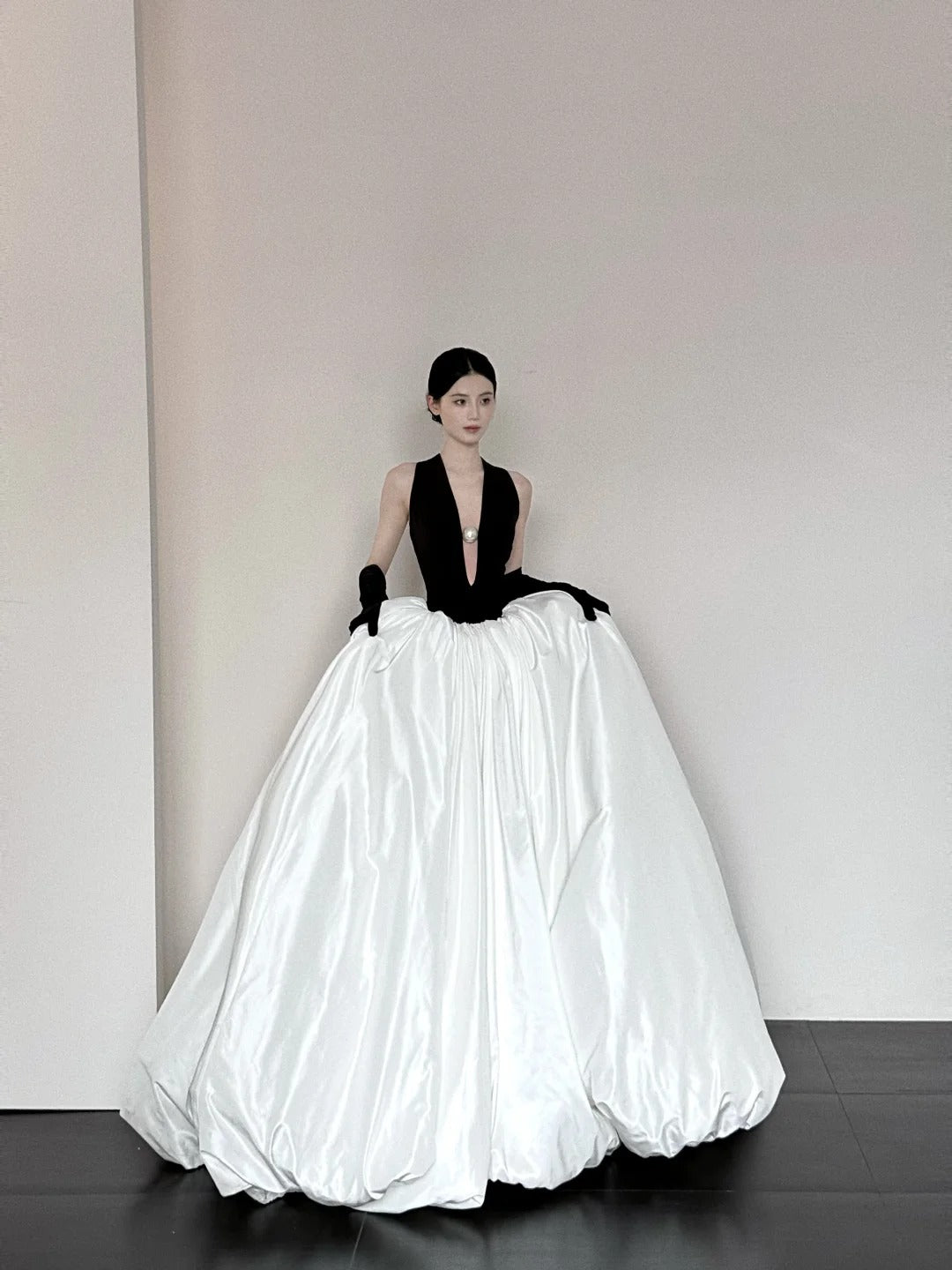 Schwarz und weiß modische und elegante V-Ausschnitt lange Satin A-Linie bodenlangen Ballkleid Abendkleid Ballkleid gh3732