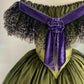 Olivgrünes schulterfreies viktorianisches Ballkleid aus Satin: Satinstoff, floraler Samtbesatz, sternförmige Spitze, Retro-Ballkleid-Silhouette, formelles Ballkleid gh6734
