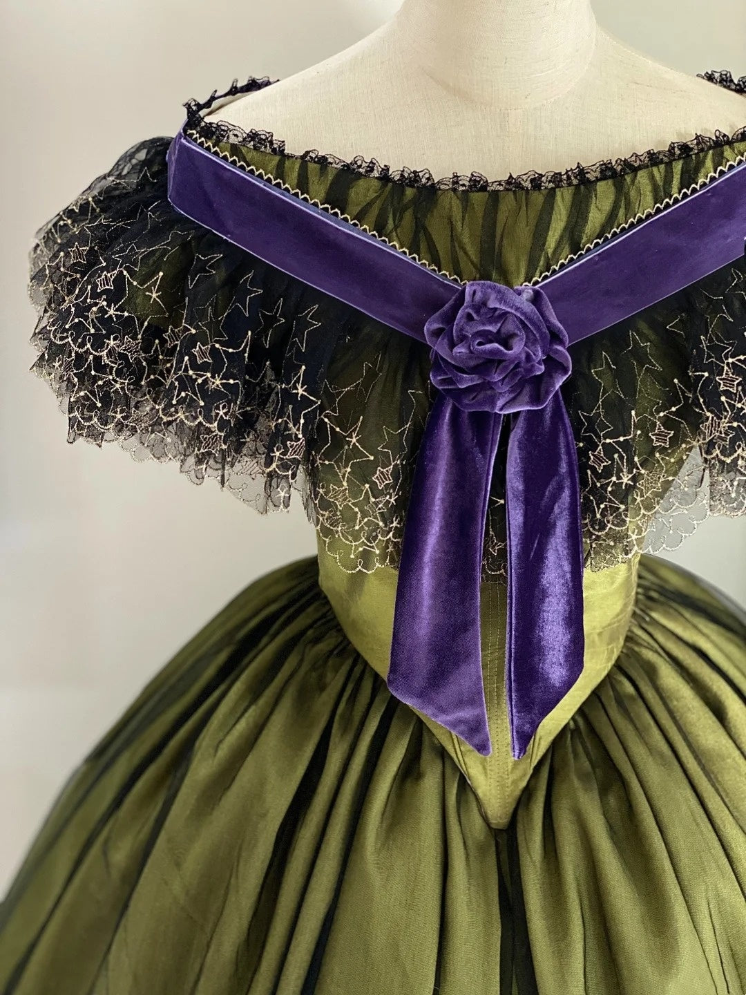 Olivgrünes schulterfreies viktorianisches Ballkleid aus Satin: Satinstoff, floraler Samtbesatz, sternförmige Spitze, Retro-Ballkleid-Silhouette, formelles Ballkleid gh6734