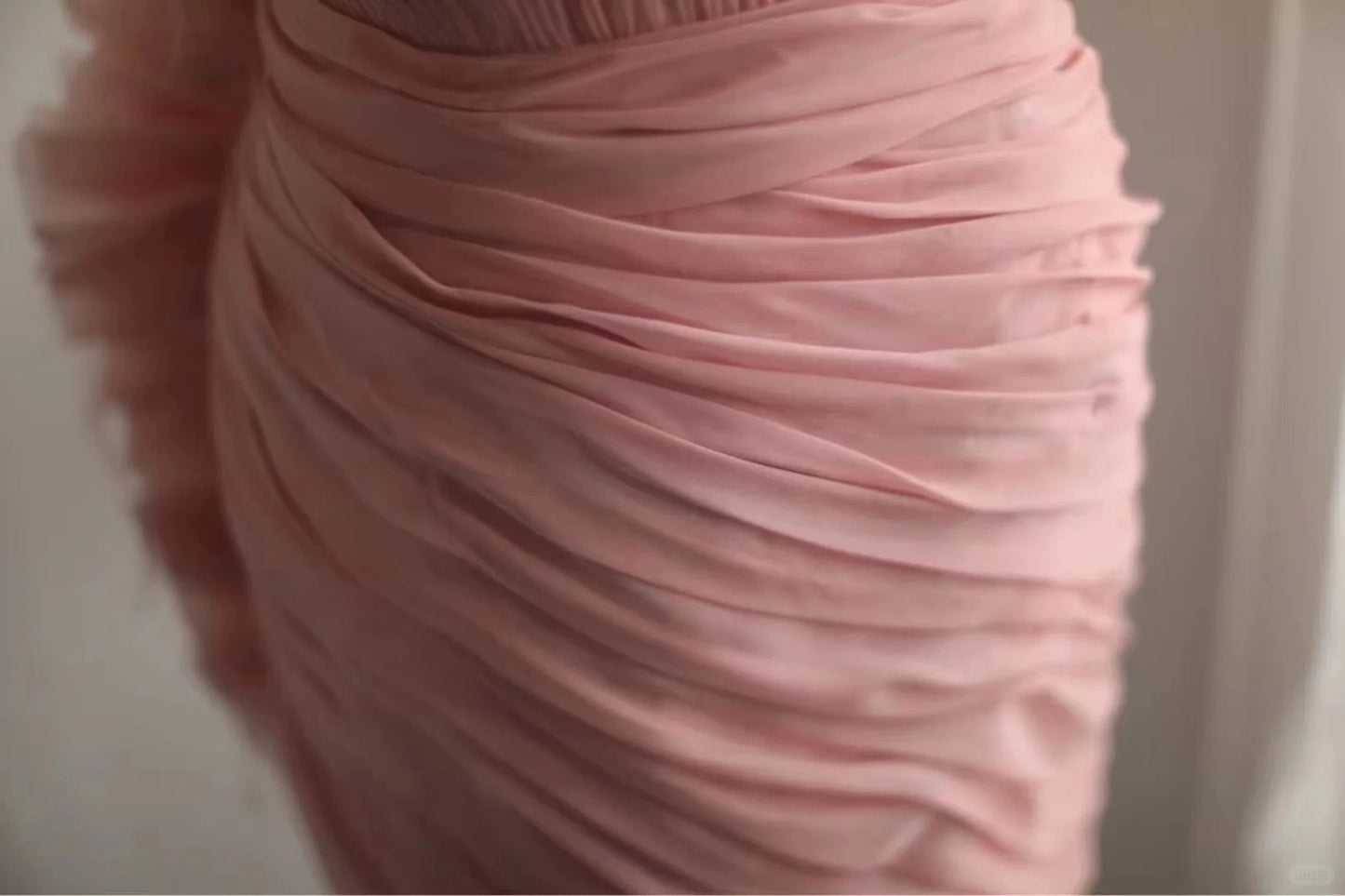 Rosa elegantes einzigartiges langes Tüll-Schrägschnitt-unregelmäßiges Plissee-Fischschwanz-Ballkleid-Dinnerparty-Abendkleid-Hochzeits-Erwachsenenzeremonie-Geburtstagsparty gh4079