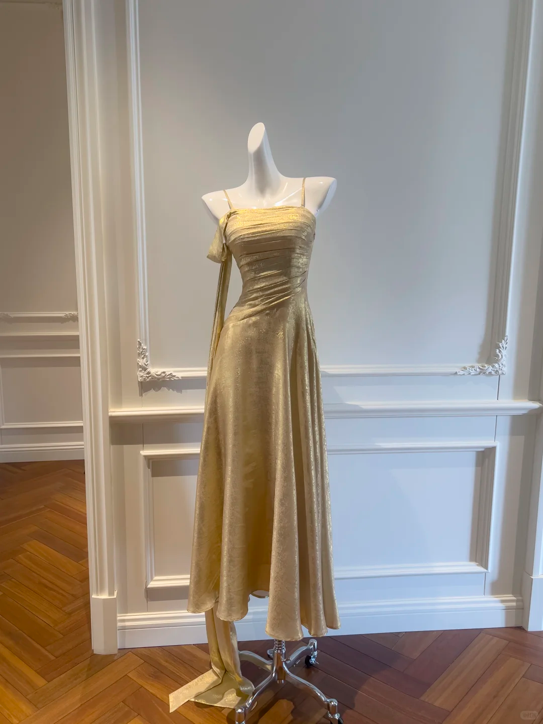 Gold Spaghetti Strap Long Evening Gown, Square Neck Ruched Bodice, Side Bow Sash Detail, High Waist, Draped A‑Line Midi Skirt, Metallic Jacquard Party Prom Dress gh8921