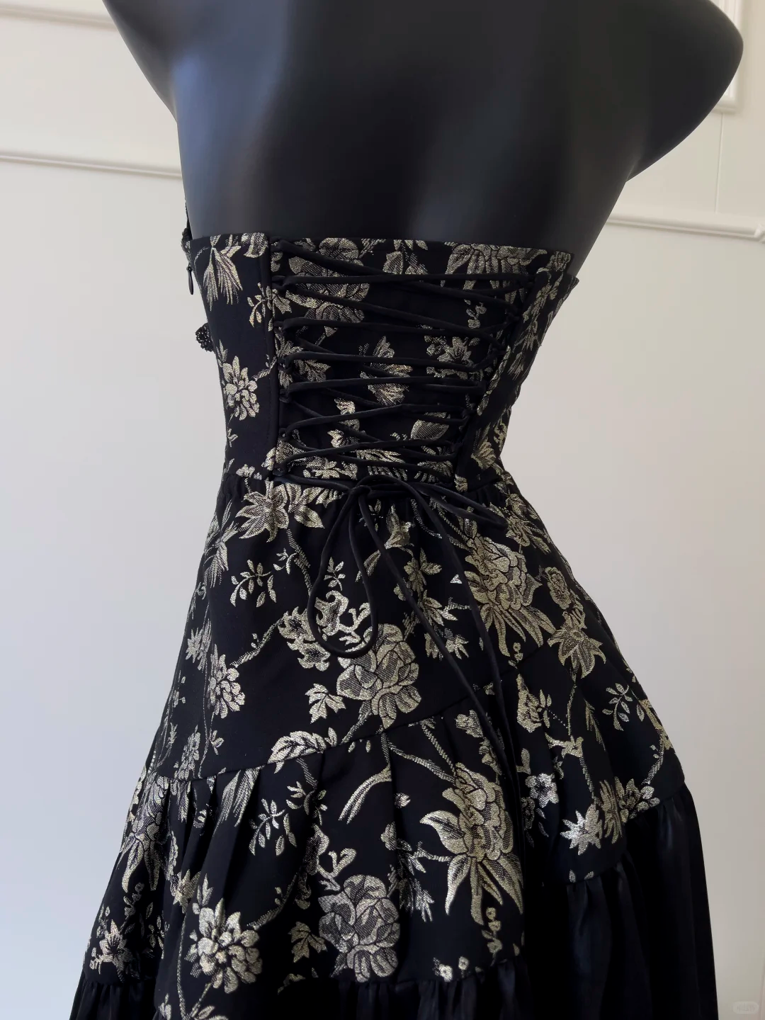 Black Vintage Halter Long Evening Gown, Lace V‑Neck, Gold Floral Jacquard Bodice, Retro Gem Brooch Detail, Mixed Chiffon Maxi Skirt, Party Prom Dress gh8918