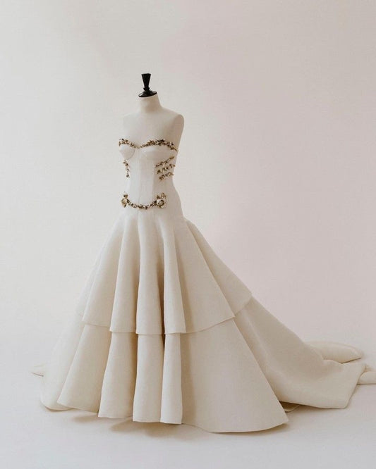 Girlhomeshops - Elfenbeinfarbenes und goldfarbenes, perlenbesetztes, langes, mehrlagiges, bodenlanges Brautkleid mit Schleppe gh5389