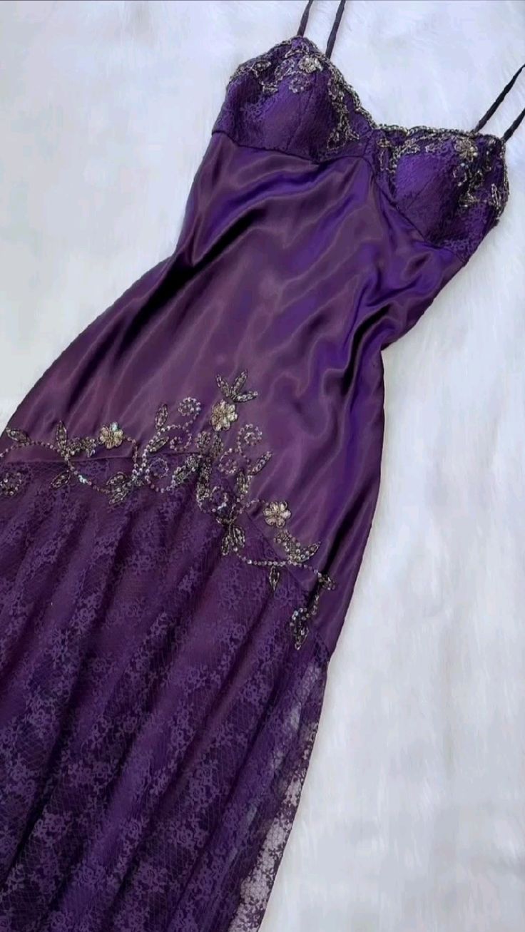 Lila Wunderschöne Exquisite Applikation Perlen Spaghettiträger Lange Spitze Ballkleid Abendkleid gh3174