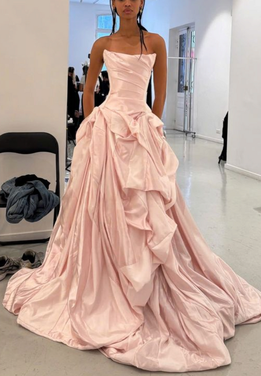 Elegantes, trägerloses Abendkleid im französischen Luxusstil | Rosafarbenes Satin-Maxikleid mit Raffungen und Schleppe für Galas, Verlobungen und exklusive gesellschaftliche Anlässe gh6436