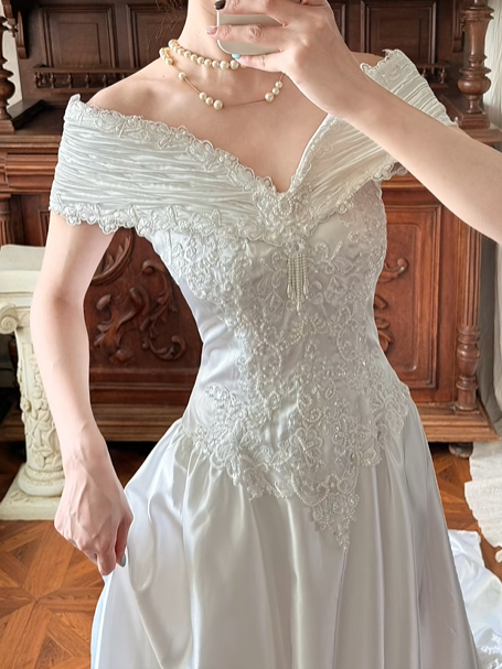 Ivory Vintage Satin Wedding Gown, V‑Neck Off‑The‑Shoulder Pleated Cape Sleeves, Heavy Lace Appliqué Fitted Bodice, A‑Line Long Train With Lace Hem, Prom Dress gh8634
