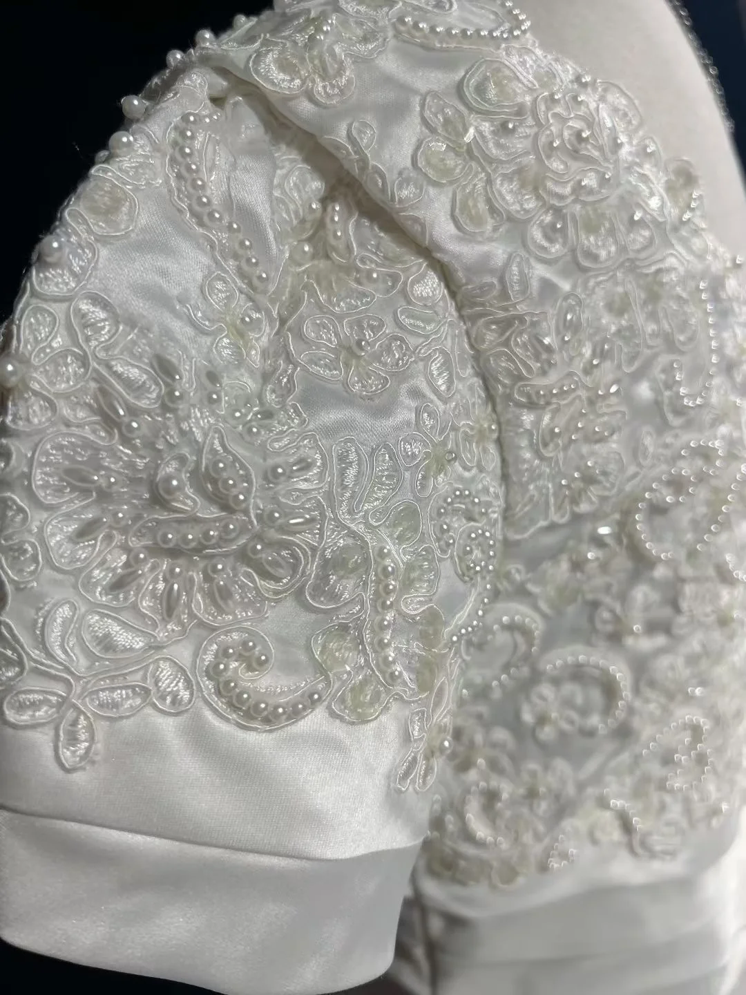 Round Neck Vintage A Line Bridal Gown Puff Short Sleeves Lace Embroidery Wedding Dress with Train gh9542