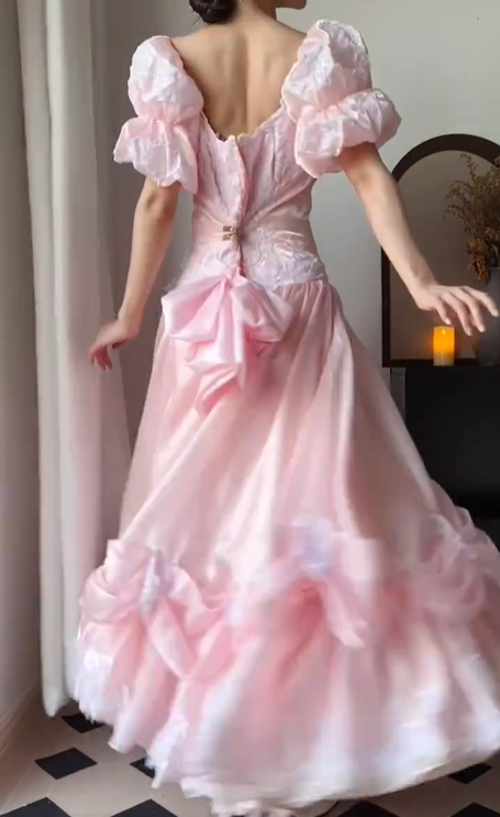 Pink‑Vintage‑Ball‑Gown Square‑Neck‑Puff‑Sleeves White‑Lace‑Appliqué‑Bodice Satin‑Voluminous‑Princess‑Skirt 3D‑Lace‑Bow‑Details Rococo‑Prom‑Bridal‑Evening‑Dress gh8850