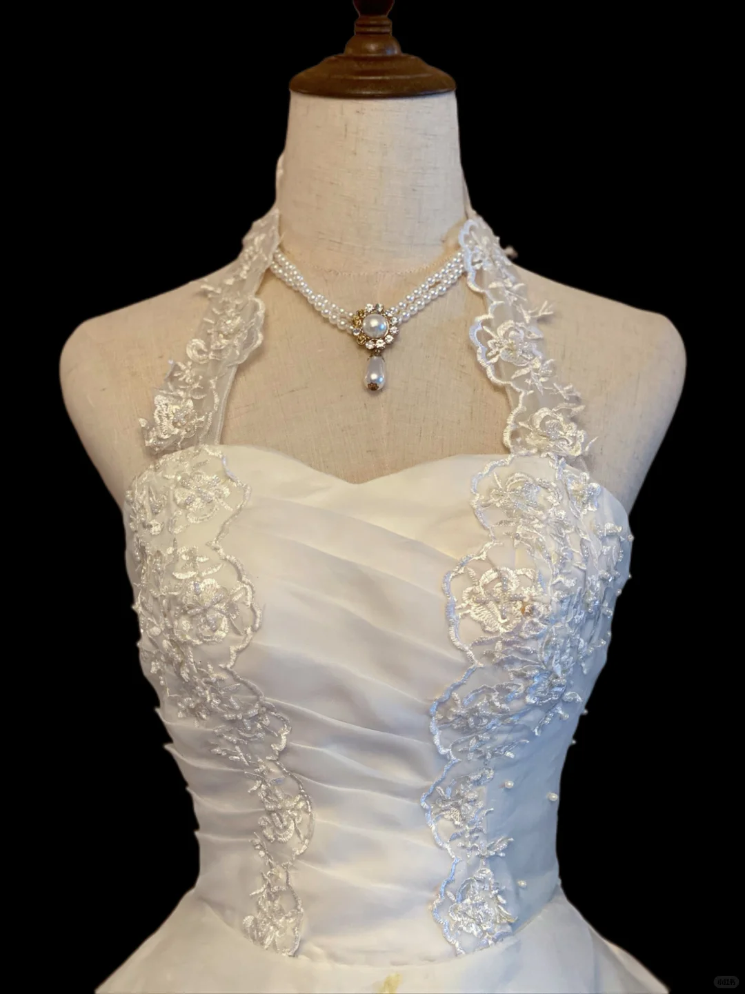 Vintage Halter Wedding Gown, Sweetheart Neck, Floral Lace Applique Ruched Bodice, Waist Bow Sash, Multi‑Layer Ruffled Ballgown Skirt, Lace Hem Trim, Bridal Prom Dress gh8903