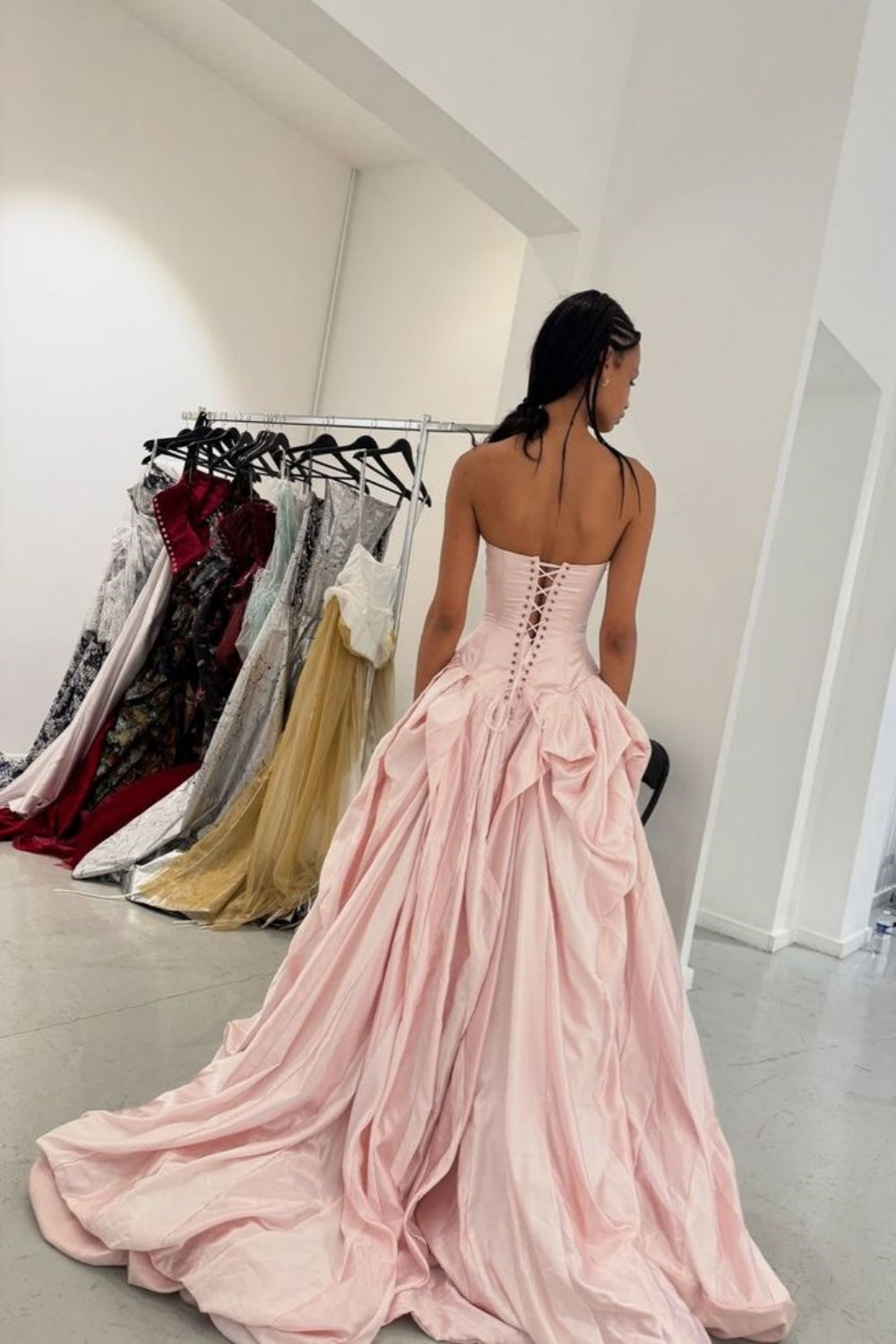 Elegantes, trägerloses Abendkleid im französischen Luxusstil | Rosafarbenes Satin-Maxikleid mit Raffungen und Schleppe für Galas, Verlobungen und exklusive gesellschaftliche Anlässe gh6436