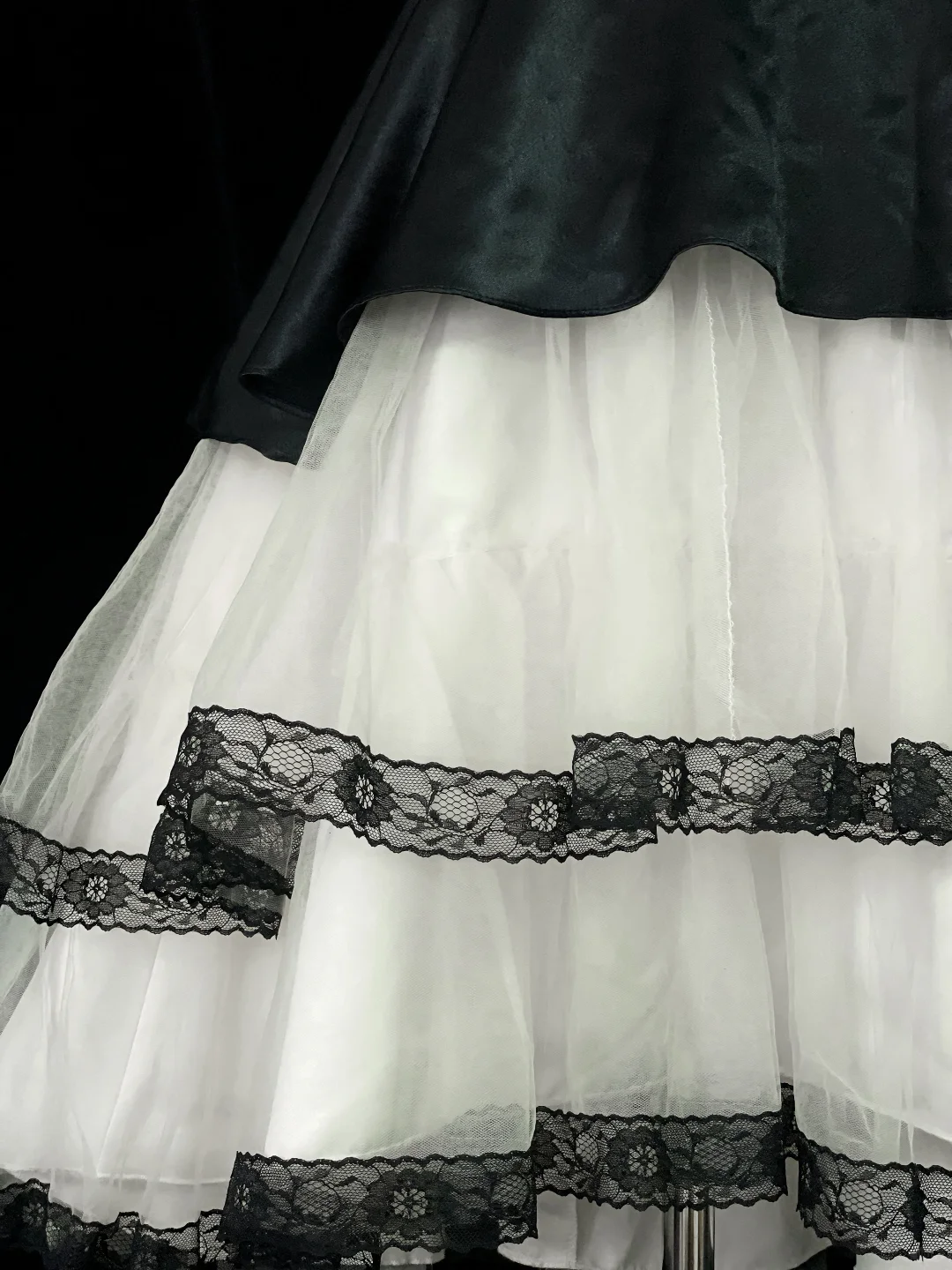 Black‑White Contrast Vintage Midi Prom Gown, Black Satin Bodice, Rhinestone Floral Wide Waistband, Multi‑Layer White Tulle Skirt, Black Lace Hem, Retro Sweet Party Photoshoot Dress gh8870