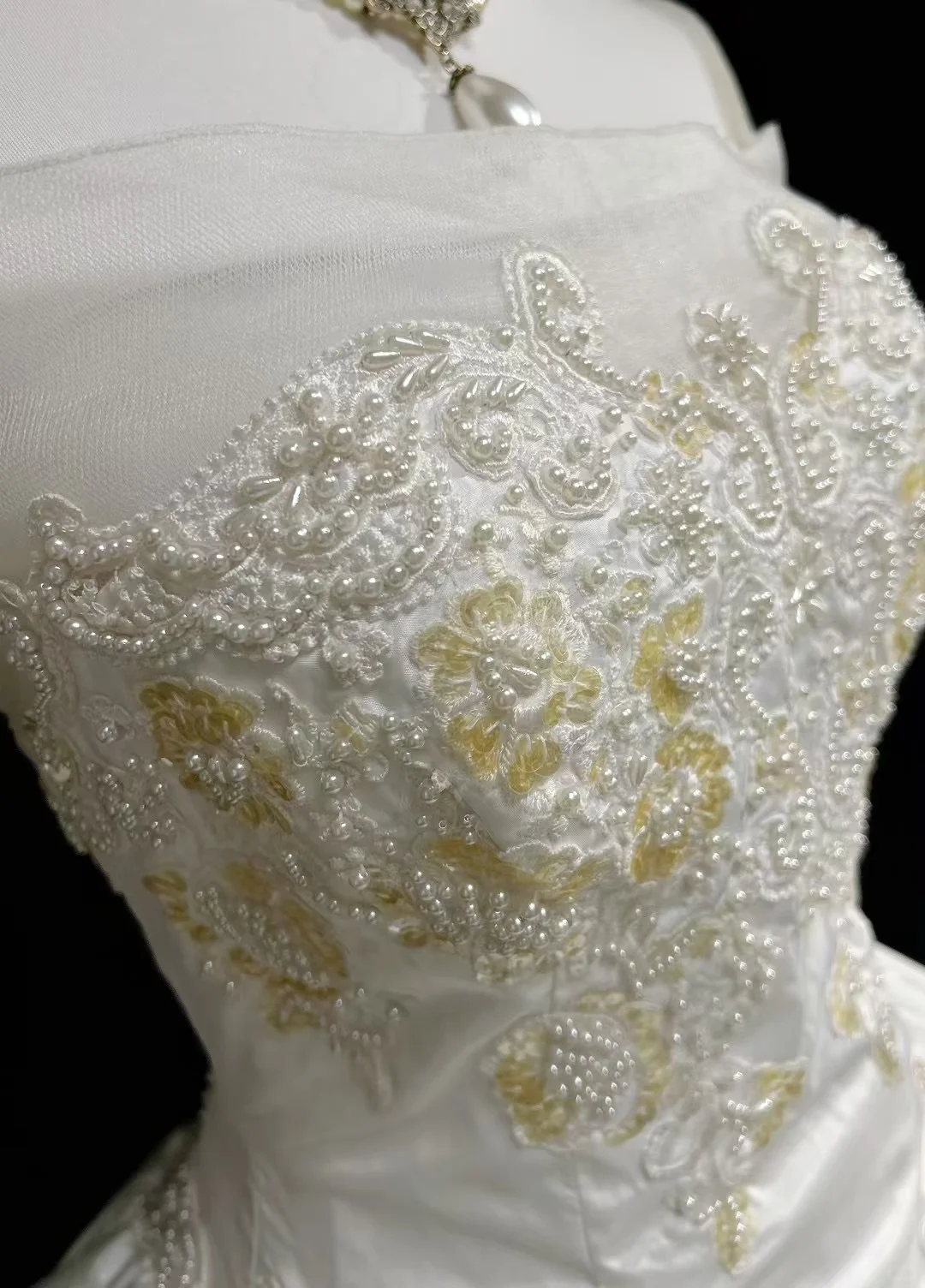Short Sheer Sleeve White Satin Wedding Dress Heart Neck Gold Lace Embroidery Big Bow Princess Bridal Gown gh9556