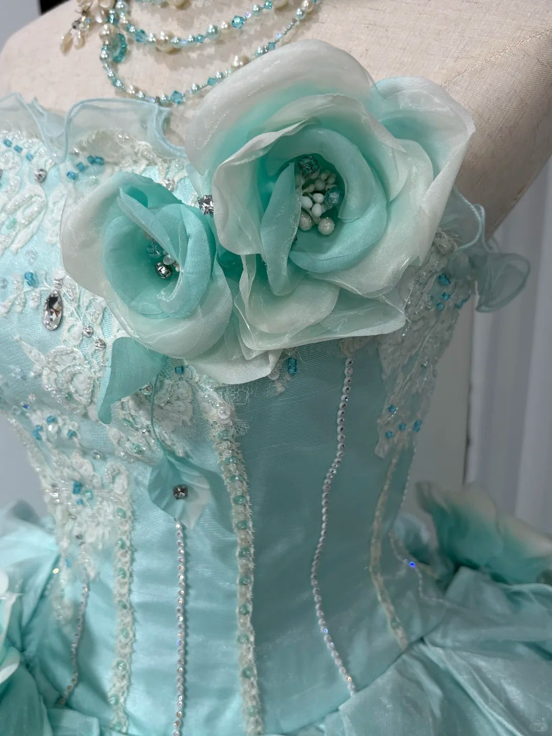 Mintgrünes, wunderschönes, langes Ballkleid aus Satin-Tüll mit Perlenbesatz, gh4827