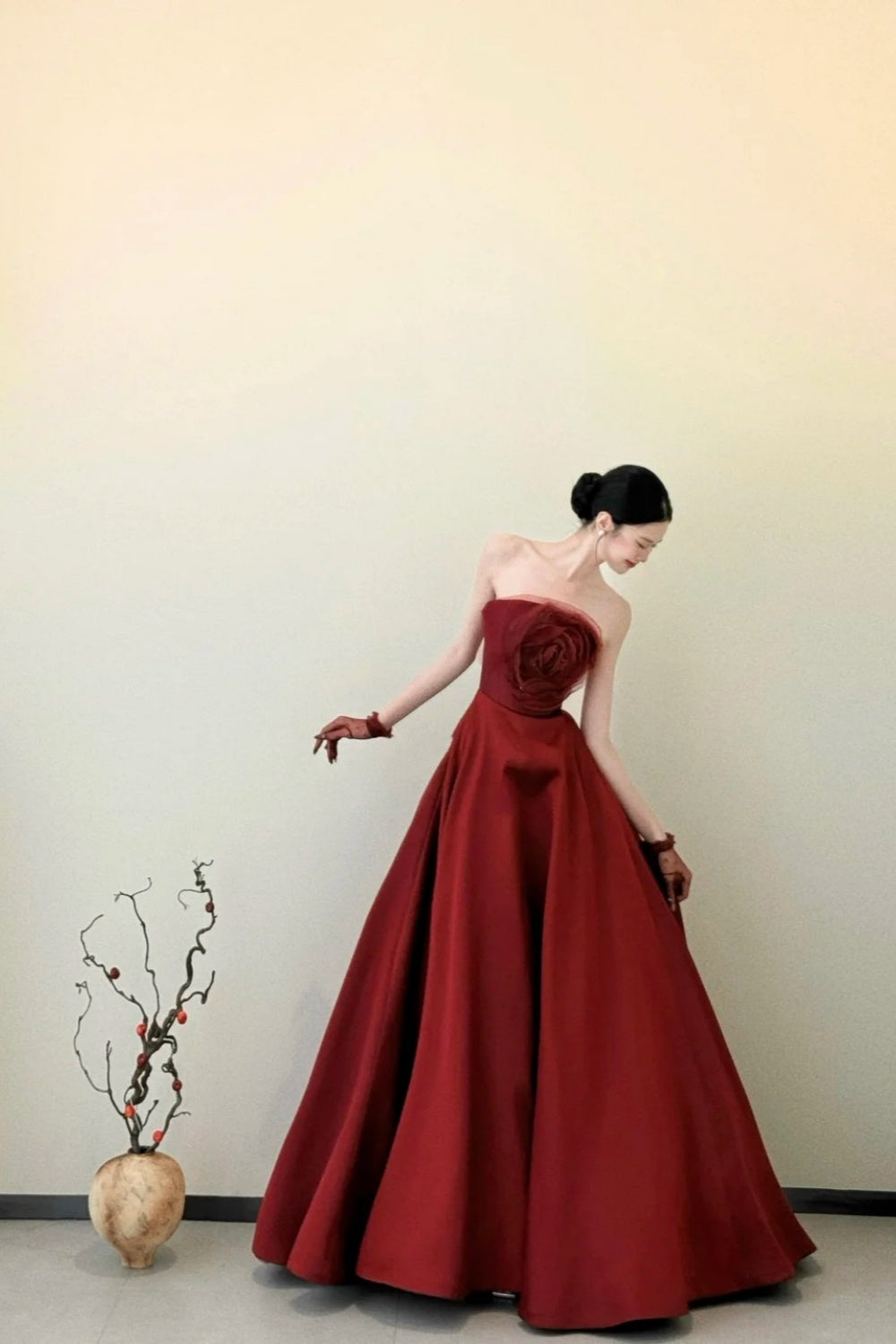 girlhomeshops - Rotes, langärmliges, schulterfreies, figurbetontes, bodenlanges Ballkleid aus Satin gh5962