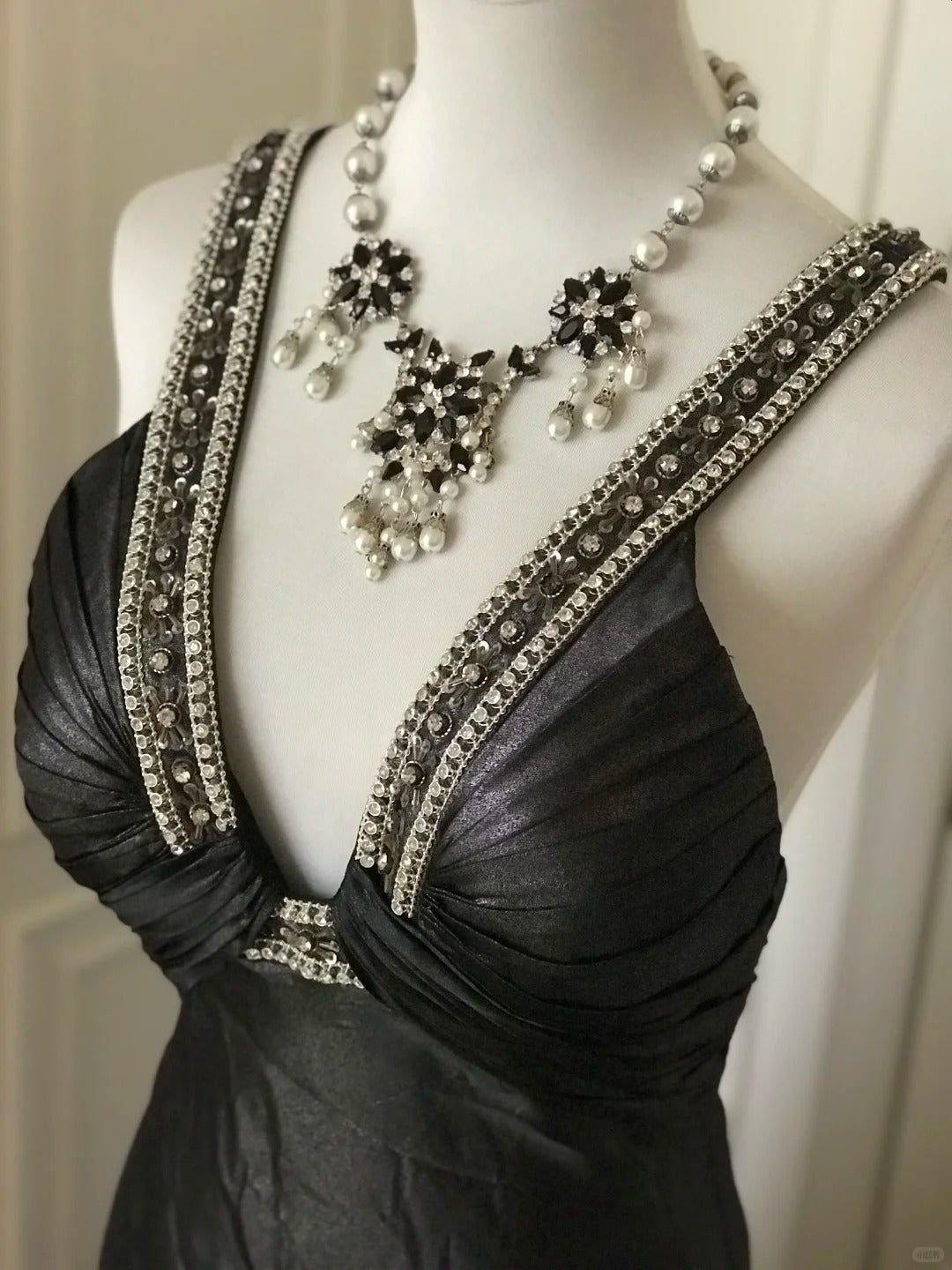✨🖤Robe de soirée longue en satin à col en V profond et perles noires, style cygne noir vintage Downton Abbey gh4390